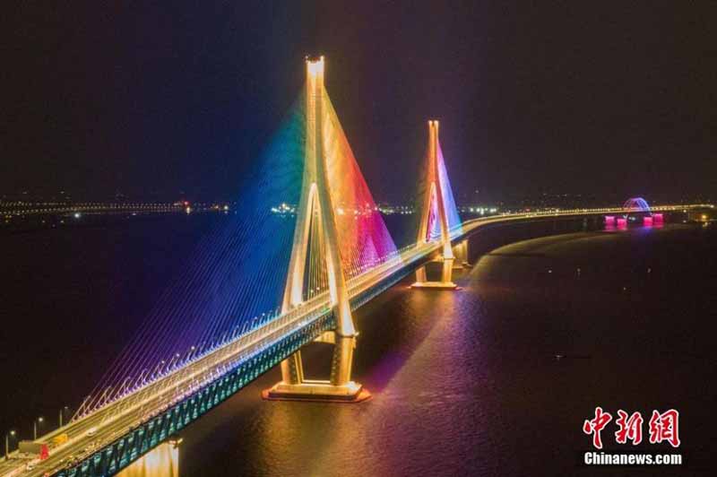 Le pont reliant Nantong et Zhangjiagang ouvre à la circulation 