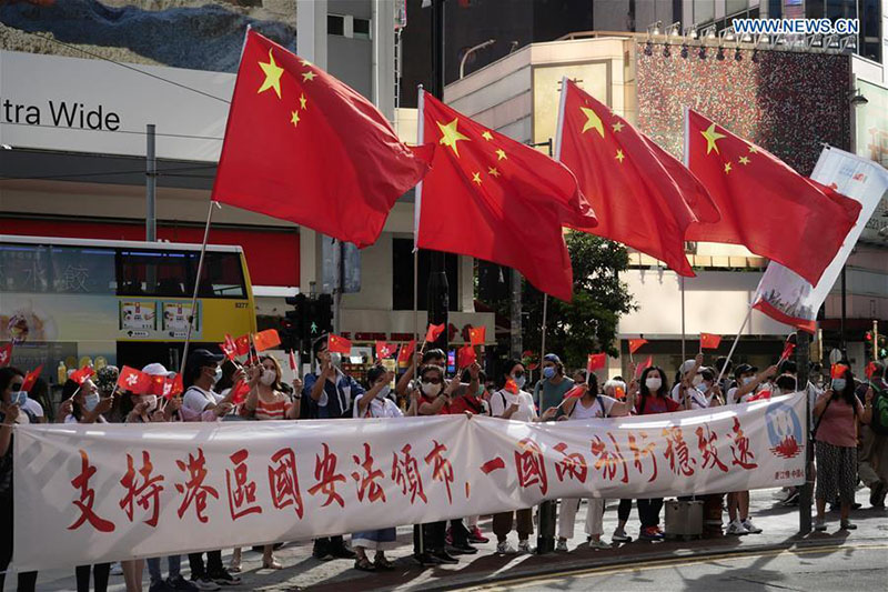 Des citoyens de Hong Kong célèbrent l'adoption de la loi sur la sauvegarde de la sécurité nationale à Hong Kong