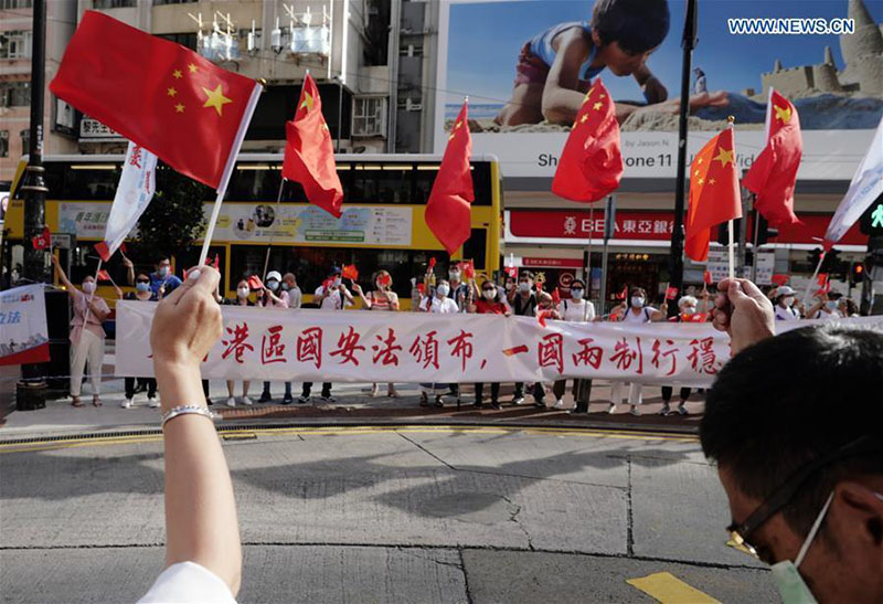 Des citoyens de Hong Kong célèbrent l'adoption de la loi sur la sauvegarde de la sécurité nationale à Hong Kong