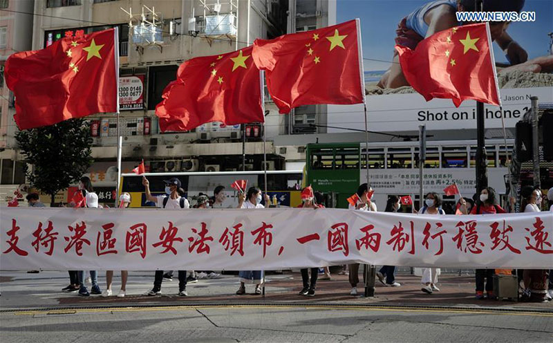 Des citoyens de Hong Kong célèbrent l'adoption de la loi sur la sauvegarde de la sécurité nationale à Hong Kong