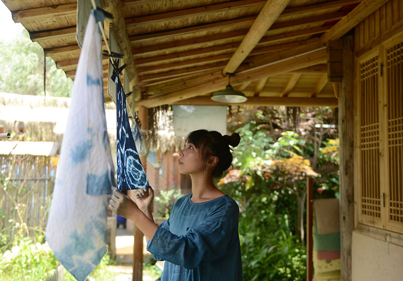 Une femme de la génération post-90 trouve le succès dans les textiles teints