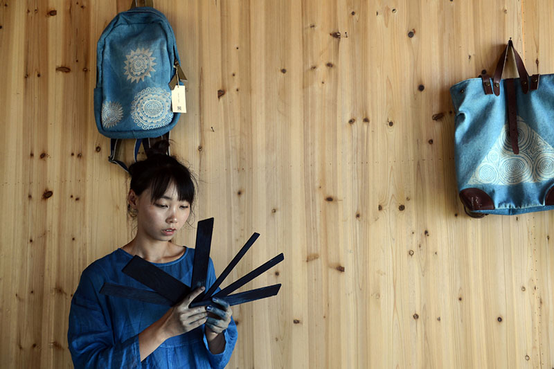 Une femme de la génération post-90 trouve le succès dans les textiles teints