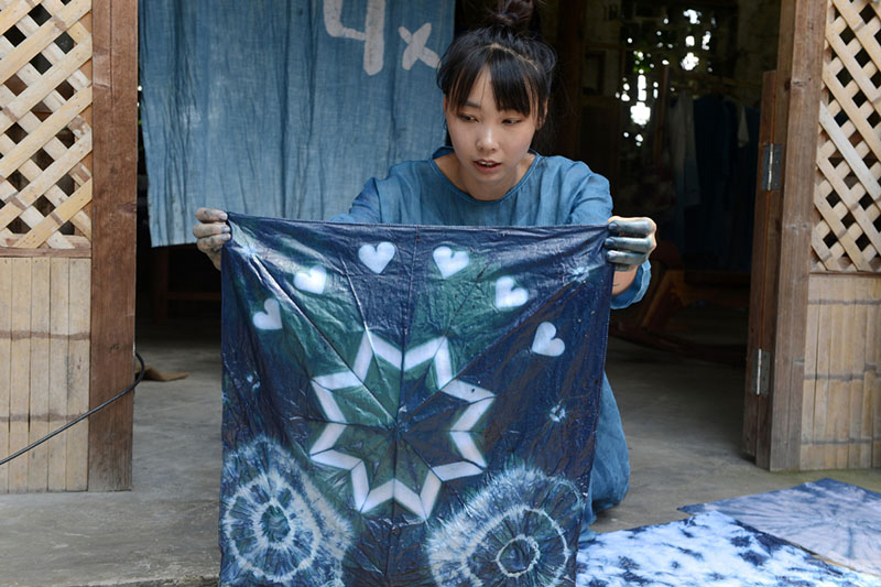 Une femme de la génération post-90 trouve le succès dans les textiles teints