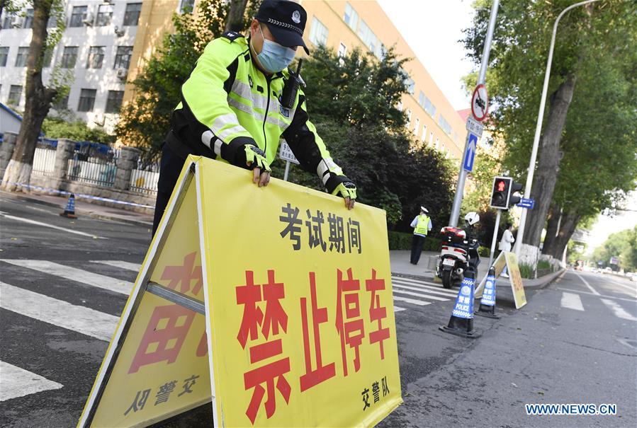 Plus de dix millions de candidats chinois, portant tous des masques, participent au Gaokao dans le contexte de l'épidémie