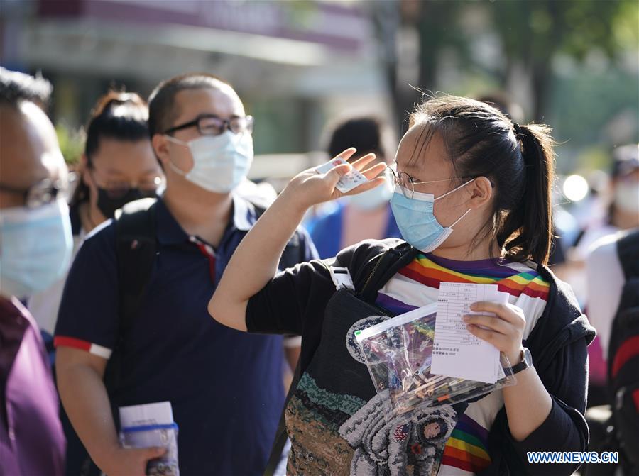 Plus de dix millions de candidats chinois, portant tous des masques, participent au Gaokao dans le contexte de l'épidémie