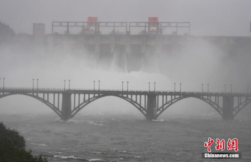 Un important réservoir ouvre les vannes pour la première fois en 9 ans pour évacuer les eaux de crue dans l'est de la Chine 