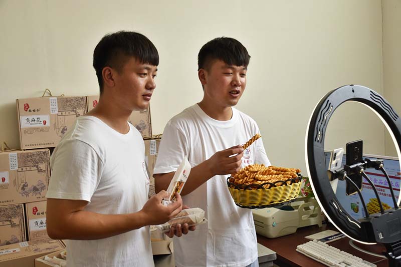 Des frères jumeaux aident leur ville natale à lutter contre la pauvreté