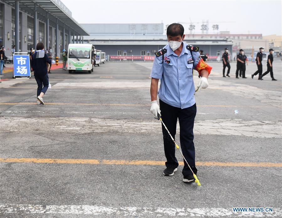 Chine : confinement au marché Xinfadi