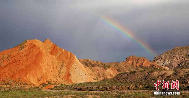 Un arc-en-ciel sur la ? Vallée Extraterrestre ? à Zhangye, dans le Gansu 