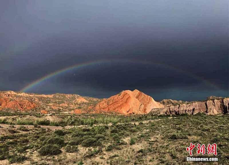 Un arc-en-ciel sur la ? Vallée Extraterrestre ? à Zhangye, dans le Gansu 