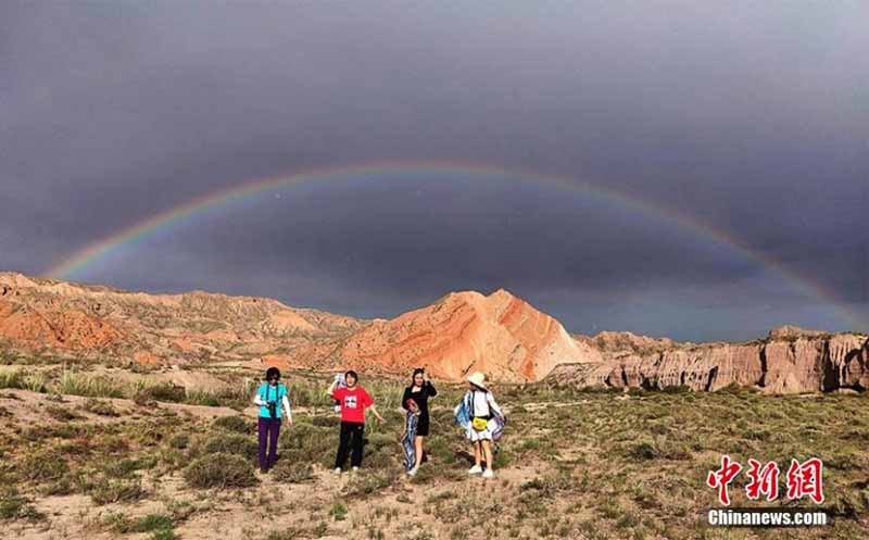 Un arc-en-ciel sur la ? Vallée Extraterrestre ? à Zhangye, dans le Gansu 