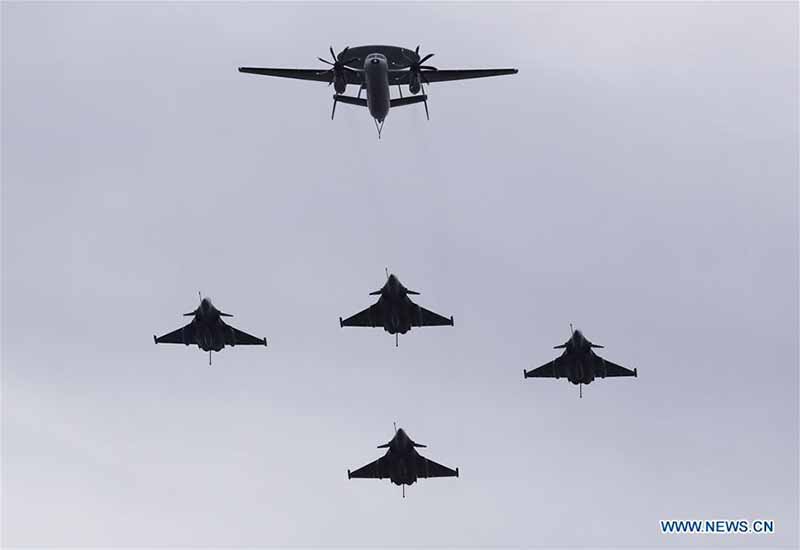 La France célèbre une fête nationale réduite face à la pandémie