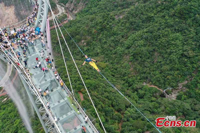 Un slackliner offre un spectacle à haute altitude