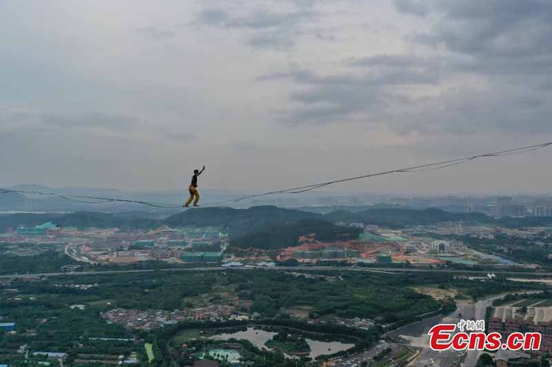 Un slackliner offre un spectacle à haute altitude