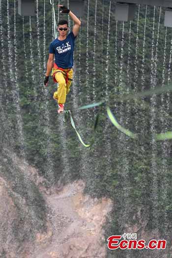 Un slackliner offre un spectacle à haute altitude