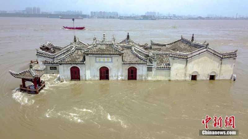 Le pavillon Guanyin de 700 ans toujours debout malgré les inondations du Yangtsé dans le Hubei 