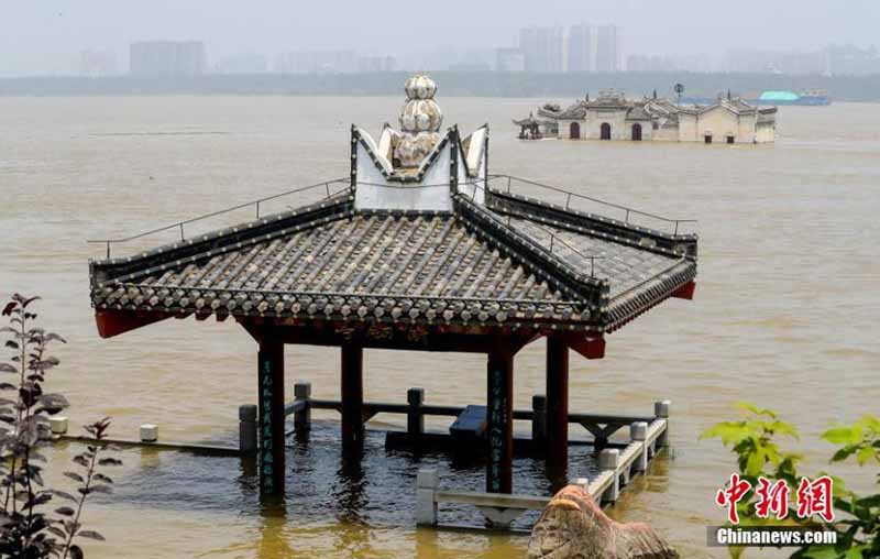 Le pavillon Guanyin de 700 ans toujours debout malgré les inondations du Yangtsé dans le Hubei 