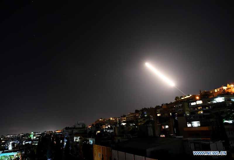 La défense antiaérienne syrienne réagit à une attaque de missiles israélienne au-dessus de Damas