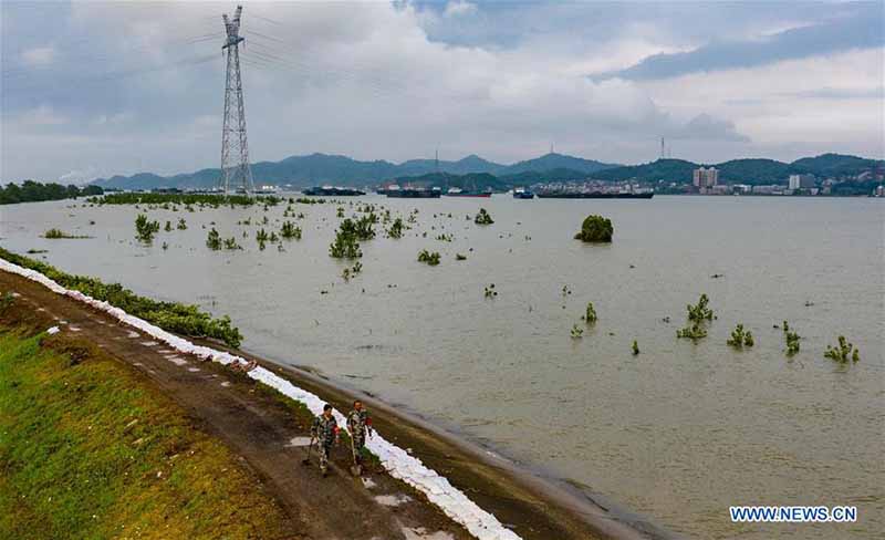 Un père et son fils se battent en première ligne de la lutte contre les inondations