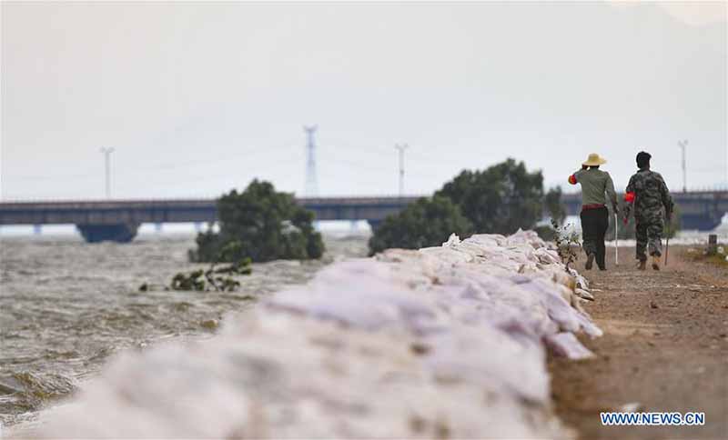 Un père et son fils se battent en première ligne de la lutte contre les inondations