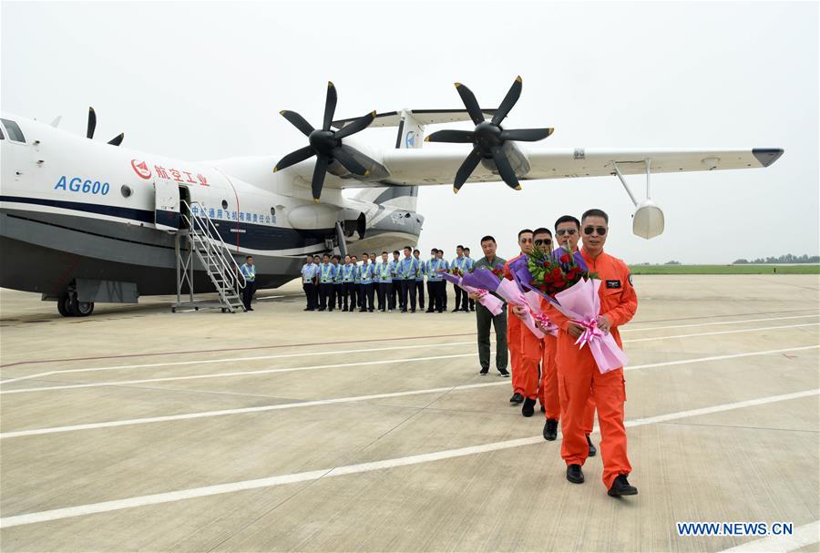 L'avion amphibie chinois AG600 réussit son premier vol au-dessus de la mer