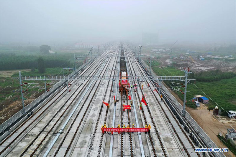 Achèvement de la pose des voies du chemin de fer interurbain Beijing-Xiong'an