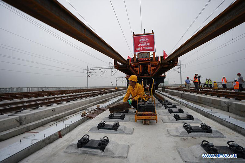 Achèvement de la pose des voies du chemin de fer interurbain Beijing-Xiong'an