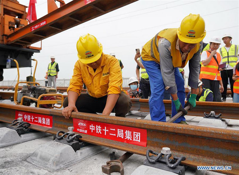 Achèvement de la pose des voies du chemin de fer interurbain Beijing-Xiong'an