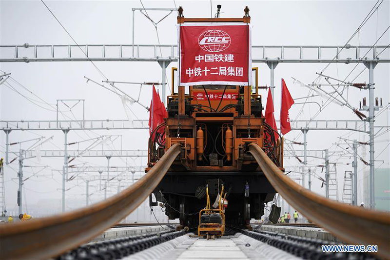 Achèvement de la pose des voies du chemin de fer interurbain Beijing-Xiong'an