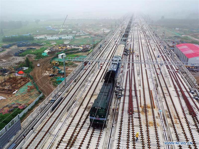 Achèvement de la pose des voies du chemin de fer interurbain Beijing-Xiong'an