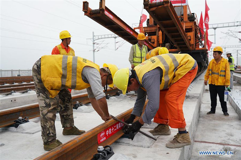 Achèvement de la pose des voies du chemin de fer interurbain Beijing-Xiong'an