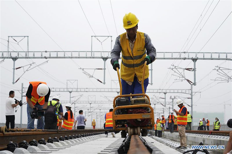 Achèvement de la pose des voies du chemin de fer interurbain Beijing-Xiong'an