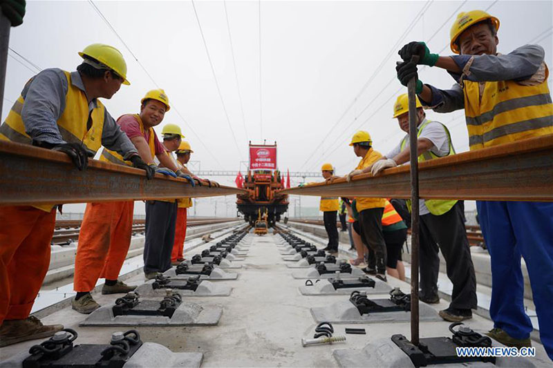 Achèvement de la pose des voies du chemin de fer interurbain Beijing-Xiong'an