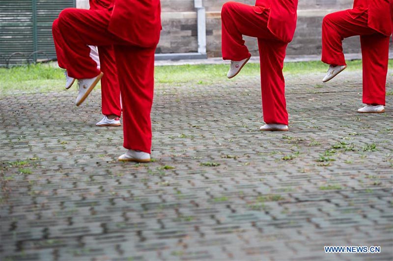 Les personnes agées pratiquent l'aérobic traditionnel au parc du Temple du Ciel à Beijing