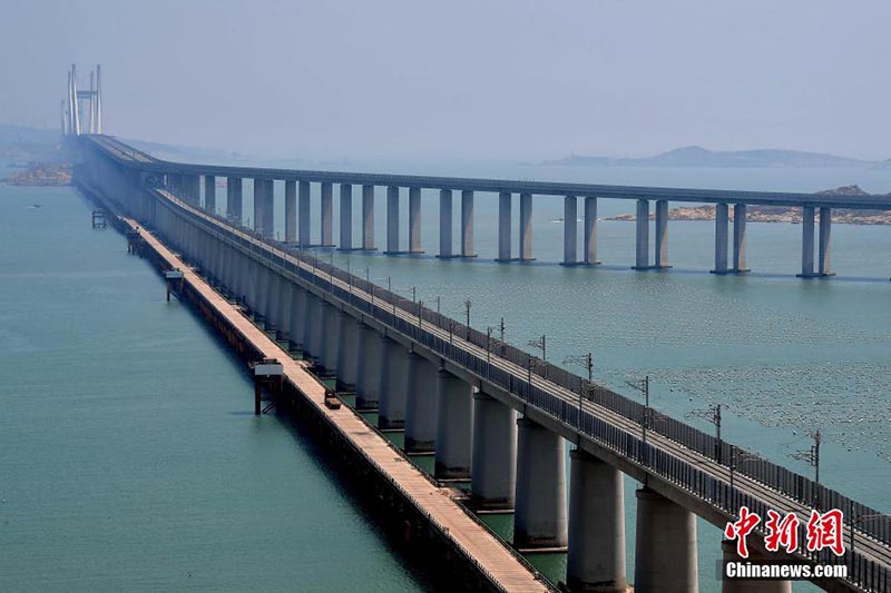 Test de charge pour le plus long pont ferroviaire autoroutier du monde dans le Fujian