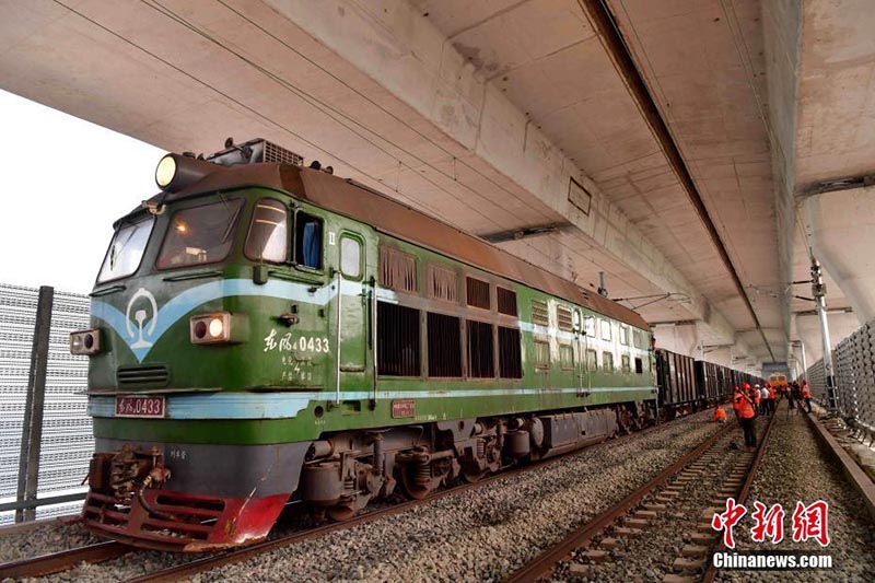 Test de charge pour le plus long pont ferroviaire autoroutier du monde dans le Fujian