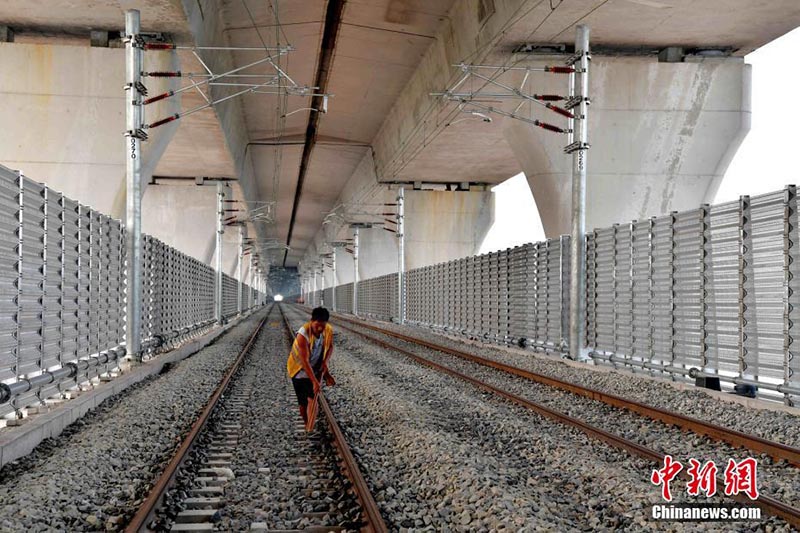 Test de charge pour le plus long pont ferroviaire autoroutier du monde dans le Fujian