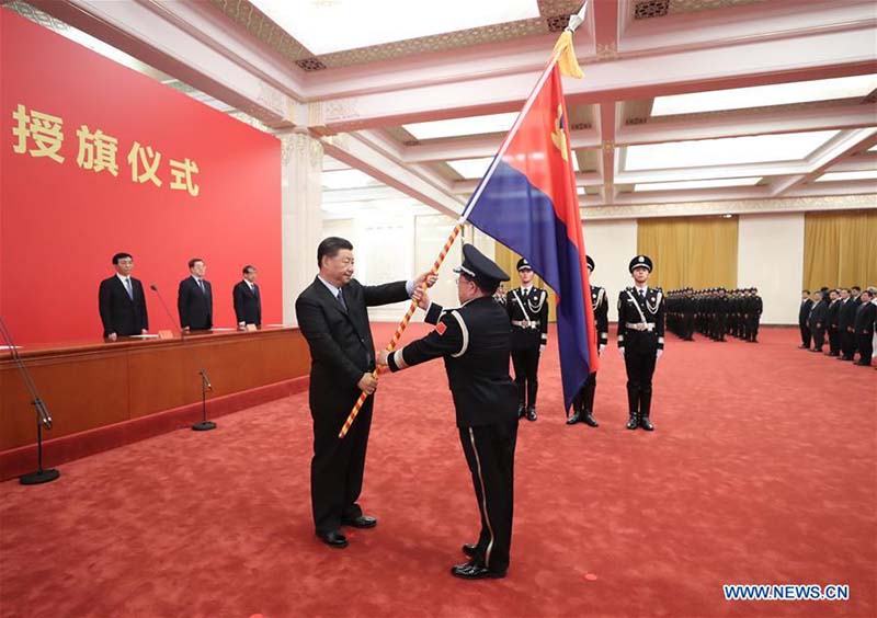 Xi Jinping remet le drapeau à la force de la police