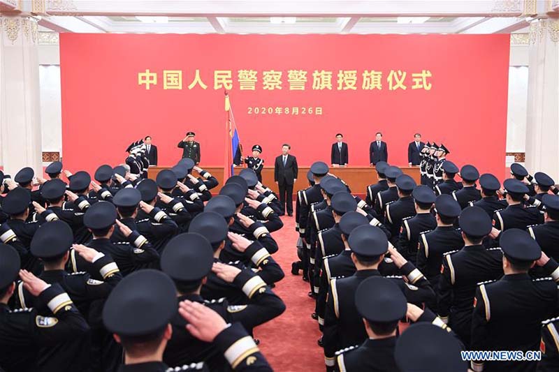 Xi Jinping remet le drapeau à la force de la police