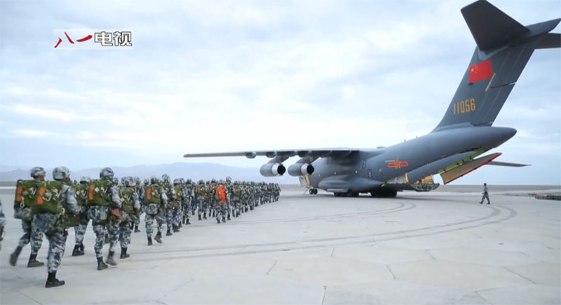 L'avion de transport Y-20 développé indépendamment achève un exercice de livraison aéroportée et aérienne lourde