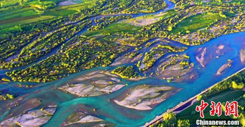 Les ? couleurs de la Terre ? des zones humides du sud du Xinjiang vues du ciel au début de l'automne