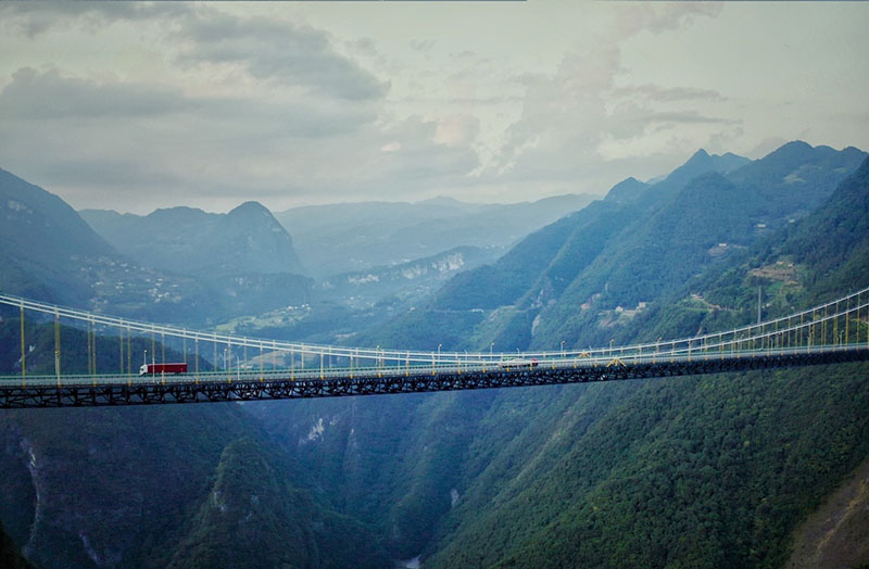 Une vue aérienne du pont de la rivière Sidu sur l'autoroute Shanghai-Chongqing