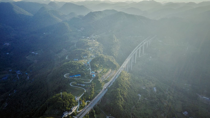 Une vue aérienne du pont de la rivière Sidu sur l'autoroute Shanghai-Chongqing