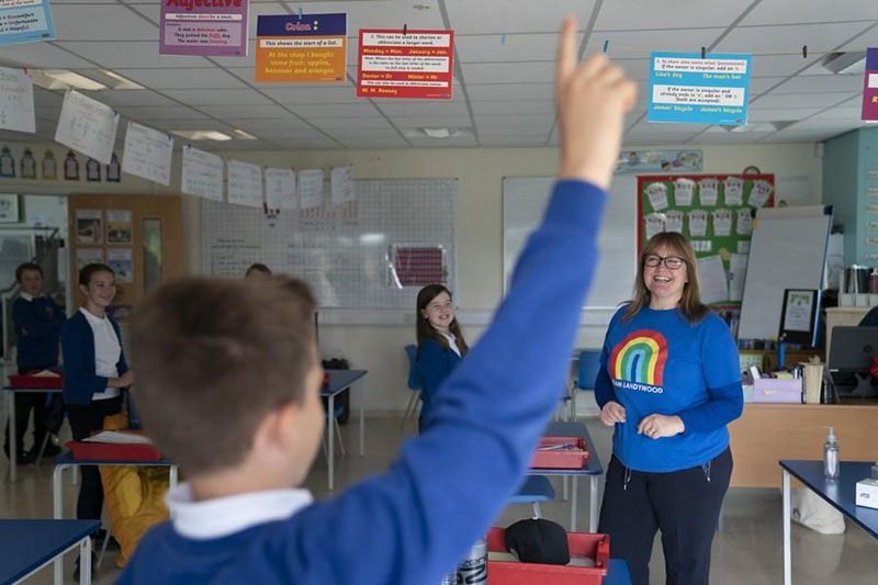 Les écoles devraient rouvrir à travers le monde malgré les défis du COVID-19