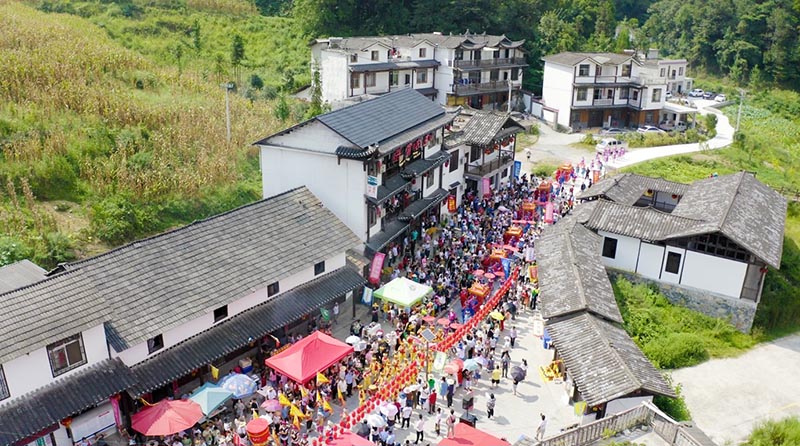 Les Tujia célèbrent la ? Saint-Valentin de l'orient ? dans le Hubei 