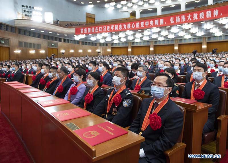 La Chine organise une réunion pour saluer les modèles dans la lutte contre le COVID-19