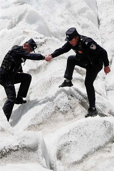 A la découverte du plus haut poste de police de Chine, au Tibet