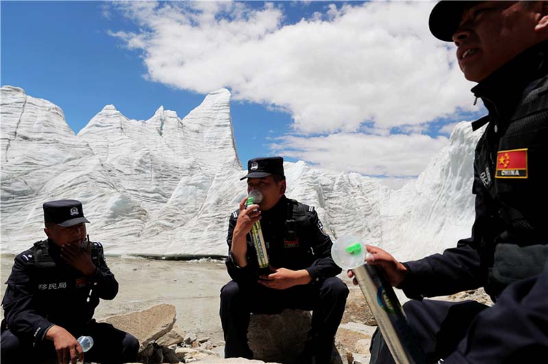 A la découverte du plus haut poste de police de Chine, au Tibet