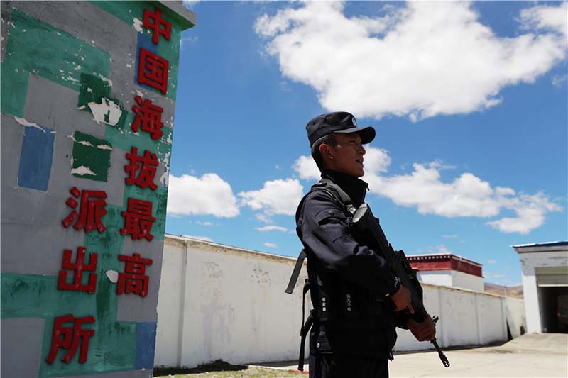 A la découverte du plus haut poste de police de Chine, au Tibet