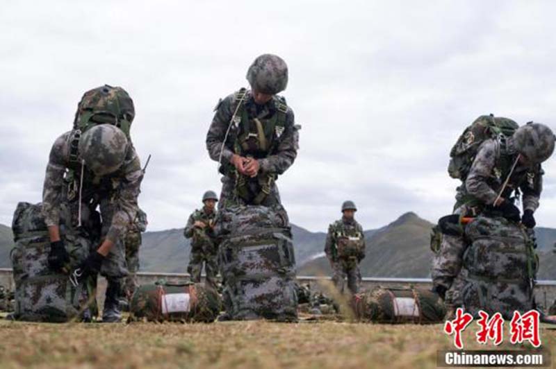 Premier entra?nement au parachutisme avec charge sur le plateau pour une brigade de la région militaire tibétaine